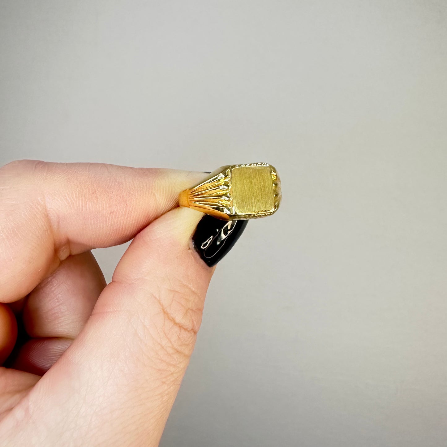 Klackring 18k guld kvadratisk och räfflad på sidorna