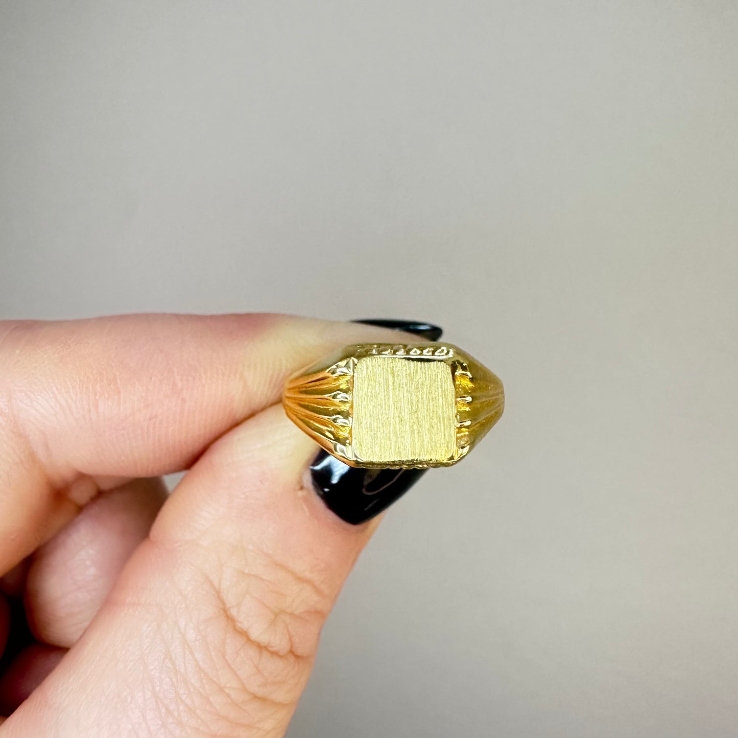 Klackring 18k guld kvadratisk och räfflad på sidorna