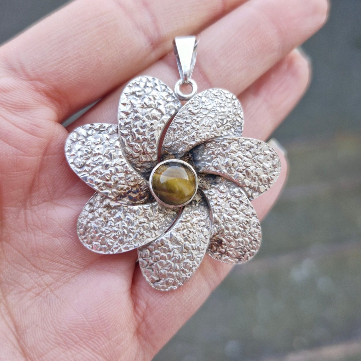 Hänge Blomma med Tigeröga 925 Silver - Smyckesbanken