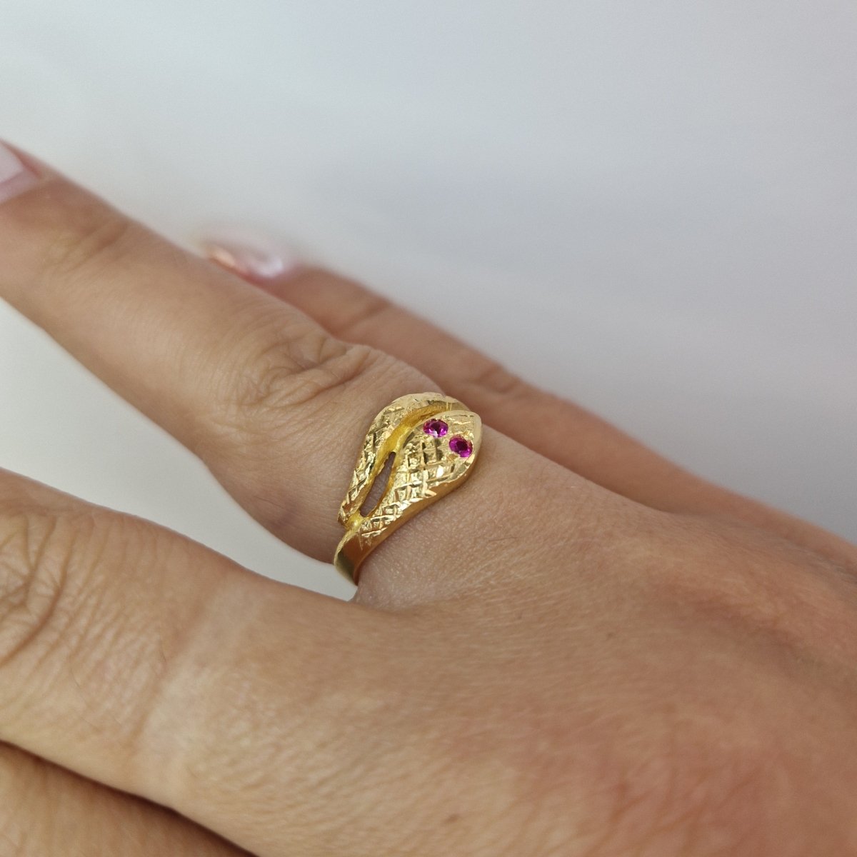 Ring orm med rosa ögon 18k guld - Smyckesbanken