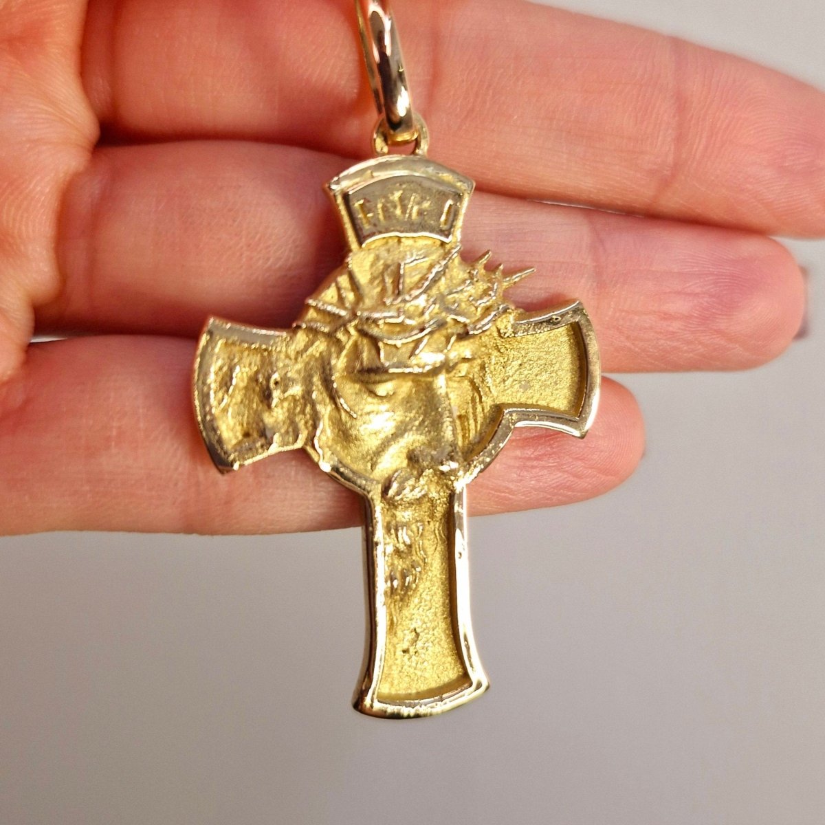 Unikt kors med fina detaljer och Jesus ansikte 18k guld - Smyckesbanken