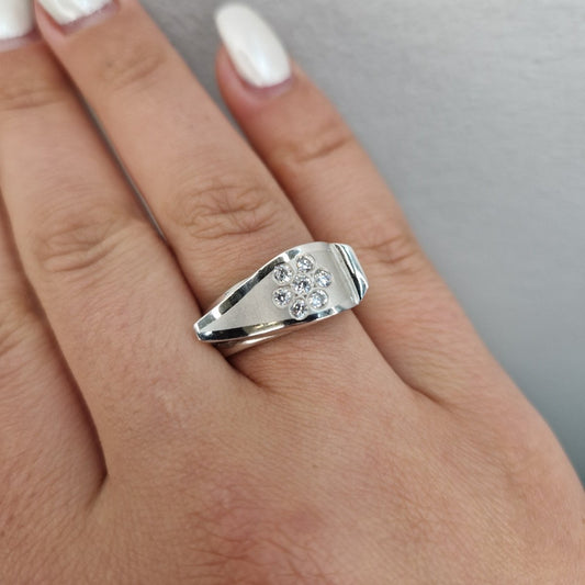 18k Vitgulds ring med sju stenar - Smyckesbanken