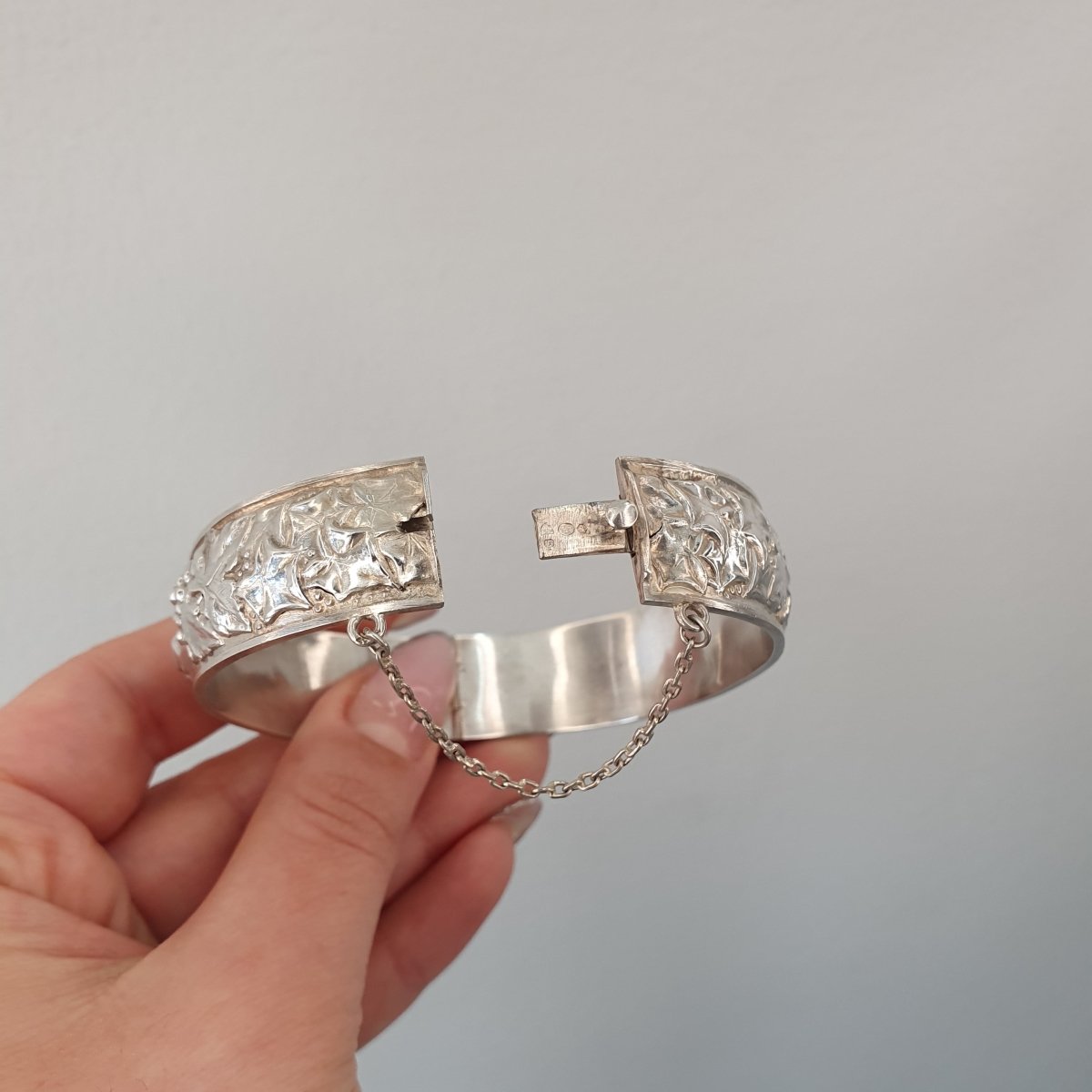 Stelt silver armband med fin design