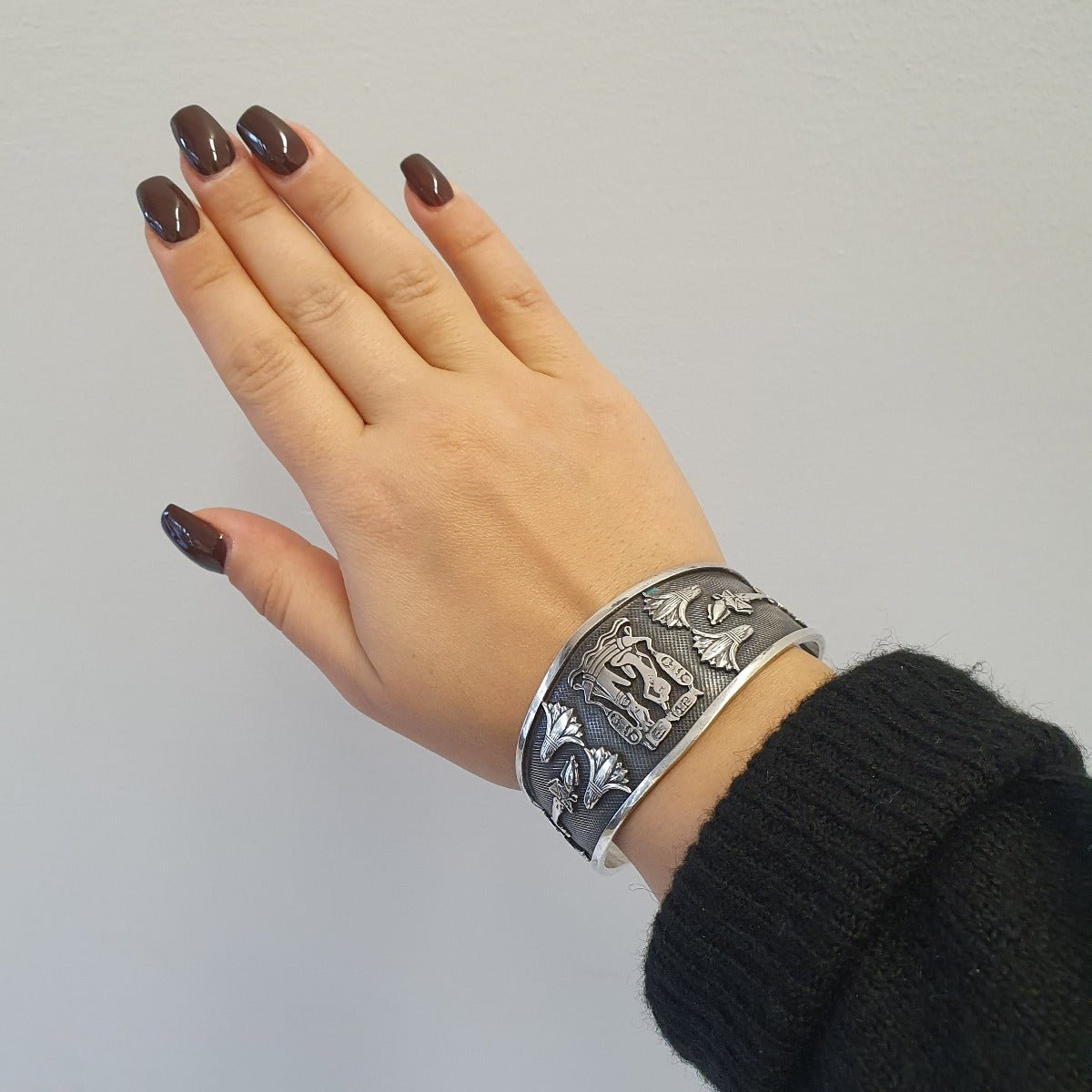 Stelt silver armband med egyptiska symboler