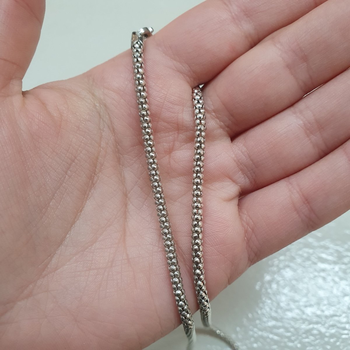 Silver halsband med rund design samt små kulor