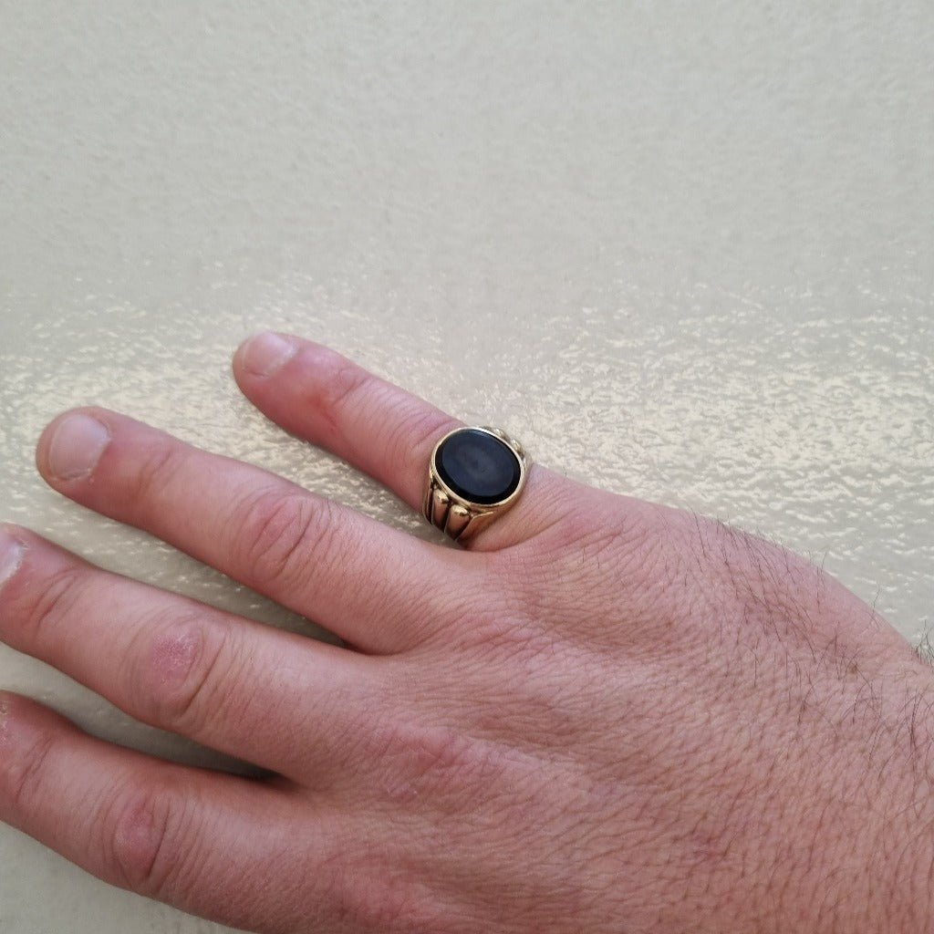Klackring med en exklusiv svart onyx sten i äkta guld