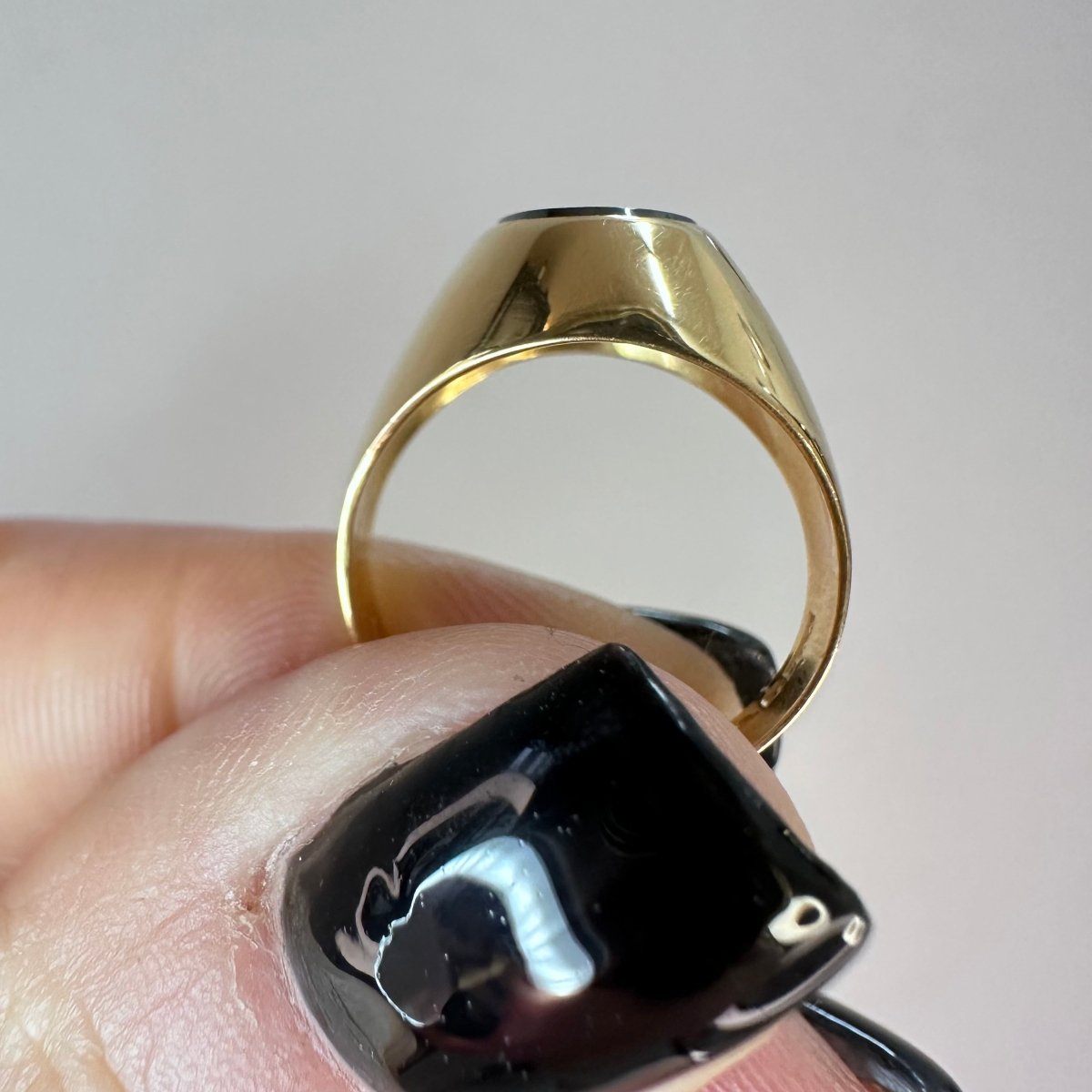 Klackring med blodsten 18k guld i oval formad - Smyckesbanken