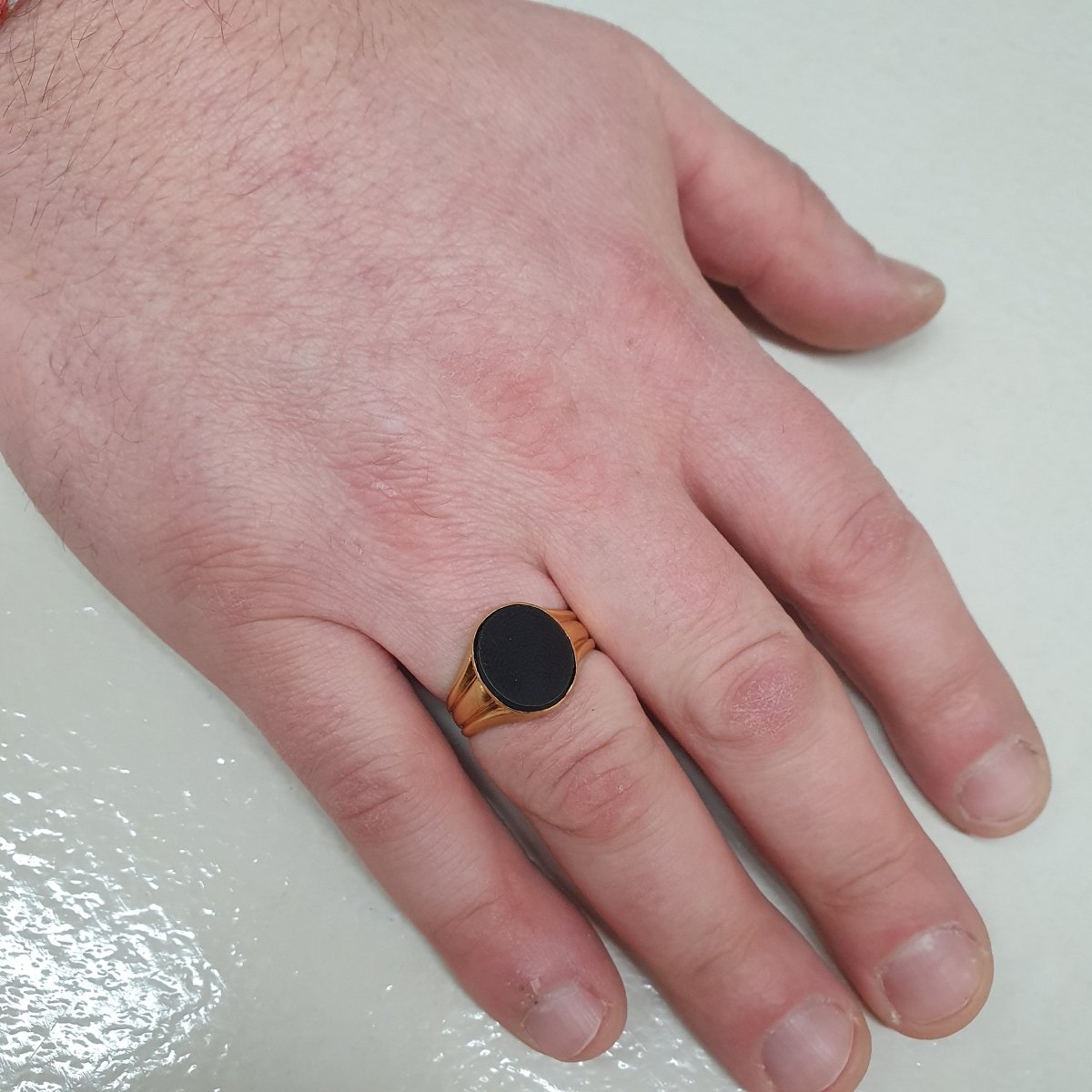 Guld klackring med onyx sten