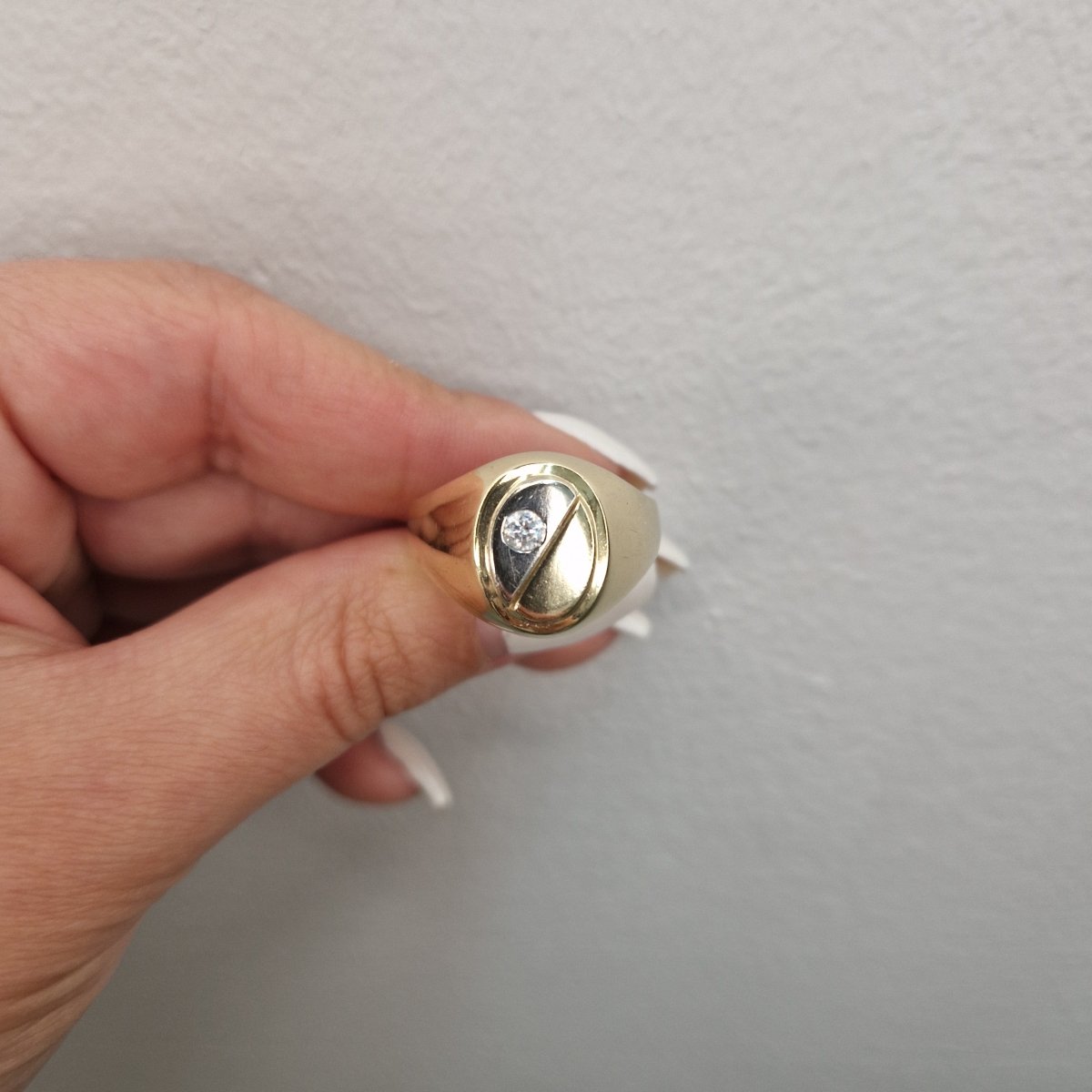 Klackring oval i tvåfärgat 14k guld och en sten - Smyckesbanken