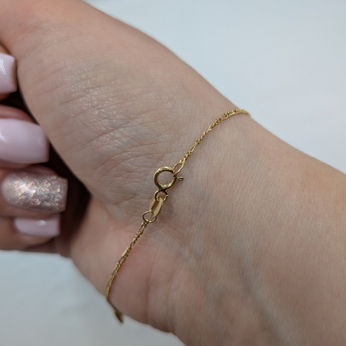 Figaro armband i 18k guld med små hjärtan