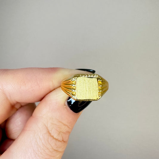 Klackring 18k guld kvadratisk och räfflad på sidorna