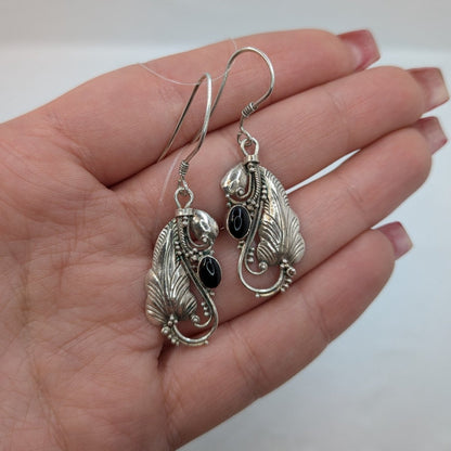 Örhängen i sterling silver fjäder och svart onyx - Smyckesbanken
