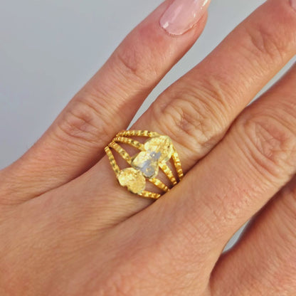 Söt ring med design av tre hjärtan i rad. Vitgulds pläterat på mitten hjärtat. Fin lyster, passar både till vardagen och festligheter.