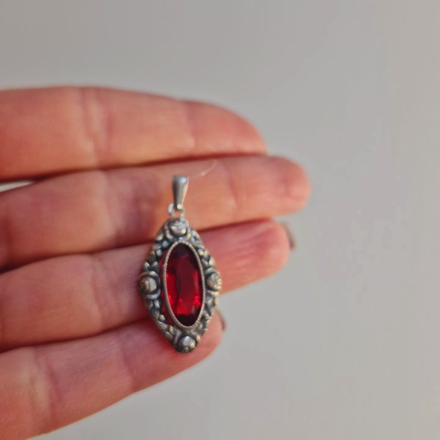 Hänge fin design med röd sten 925 Silver. Lägg till tillval av tvätt eller maskin polering vid beställning.