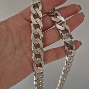 Kraftig pansar halsband i silver