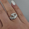 18k vitguld ring med unik design 