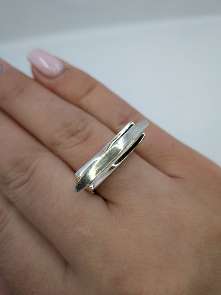 Silver ring med oval upp höjd genombruten design - Smyckesbanken