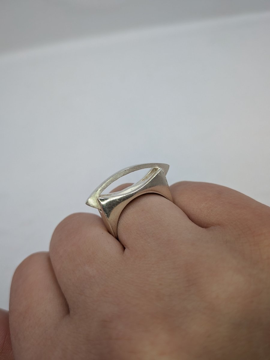Silver ring med oval upp höjd genombruten design - Smyckesbanken