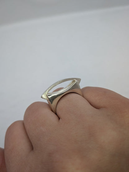 Silver ring med oval upp höjd genombruten design - Smyckesbanken