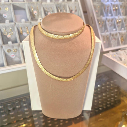 Stelt halsband med mönster 18k guld - Smyckesbanken