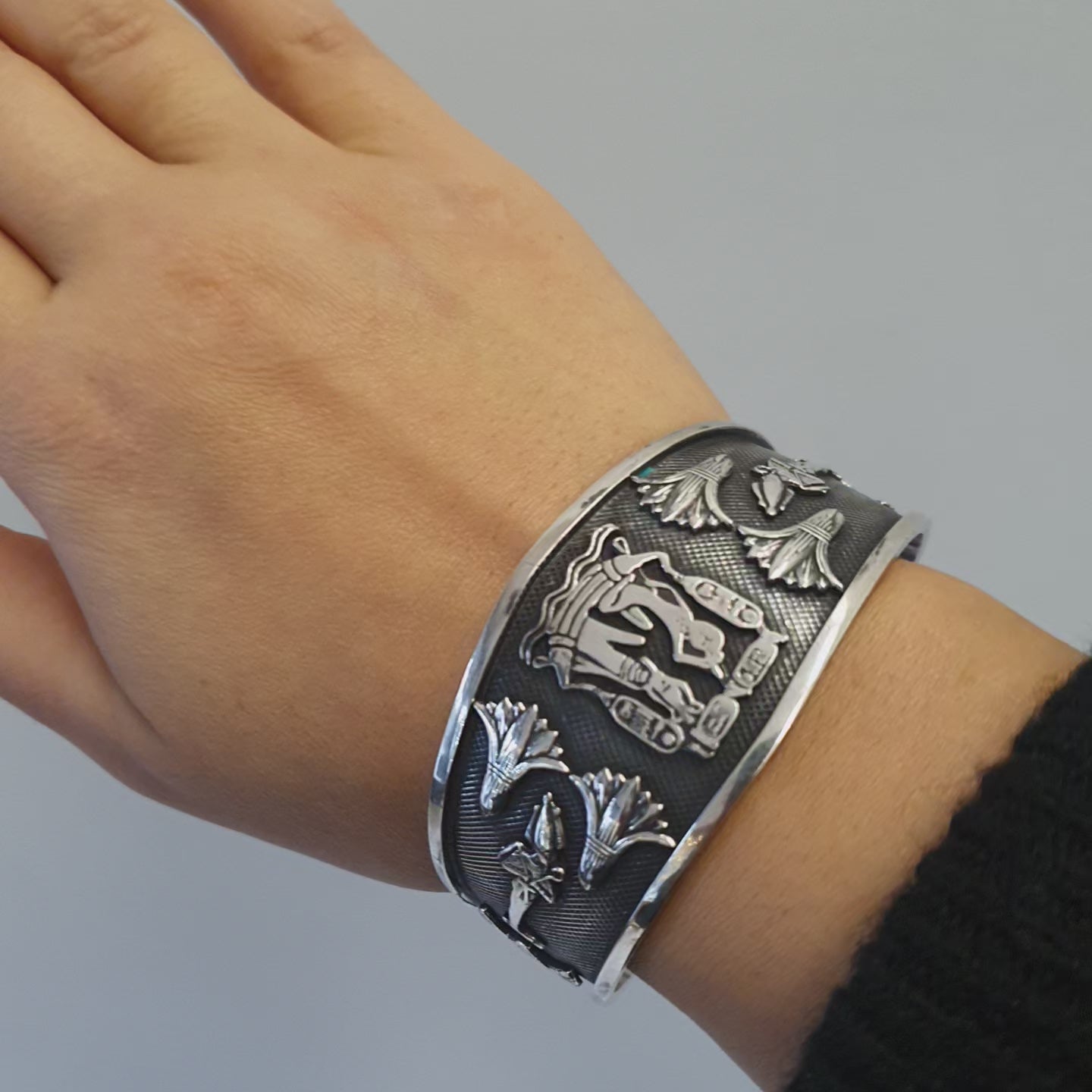 Armring med egyptiska symboler