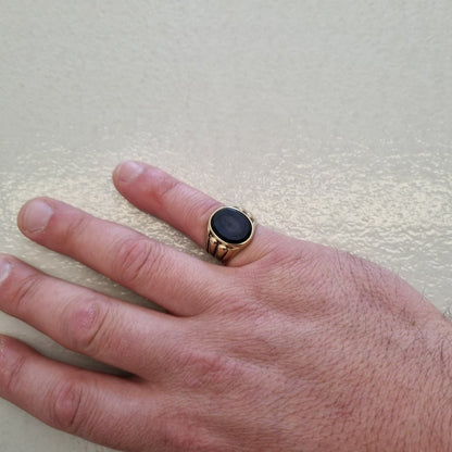 Klackring med en exklusiv svart onyx sten i äkta guld