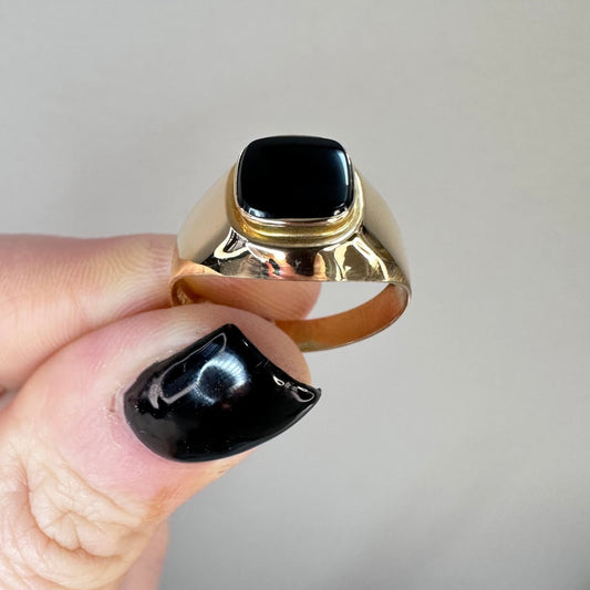 Klackring 18k guld med upphöjt Onyx sten - Smyckesbanken