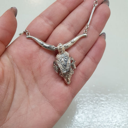 Silver halsband med vädur - Smyckesbanken