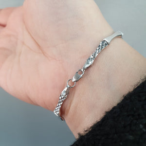 Stelt silver armband med facetterad design