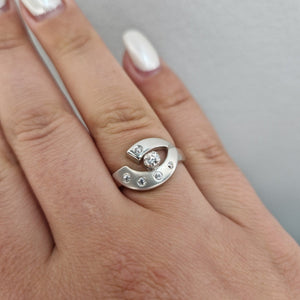 Vitguld ring med unik design i 18k helt ny - Smyckesbanken